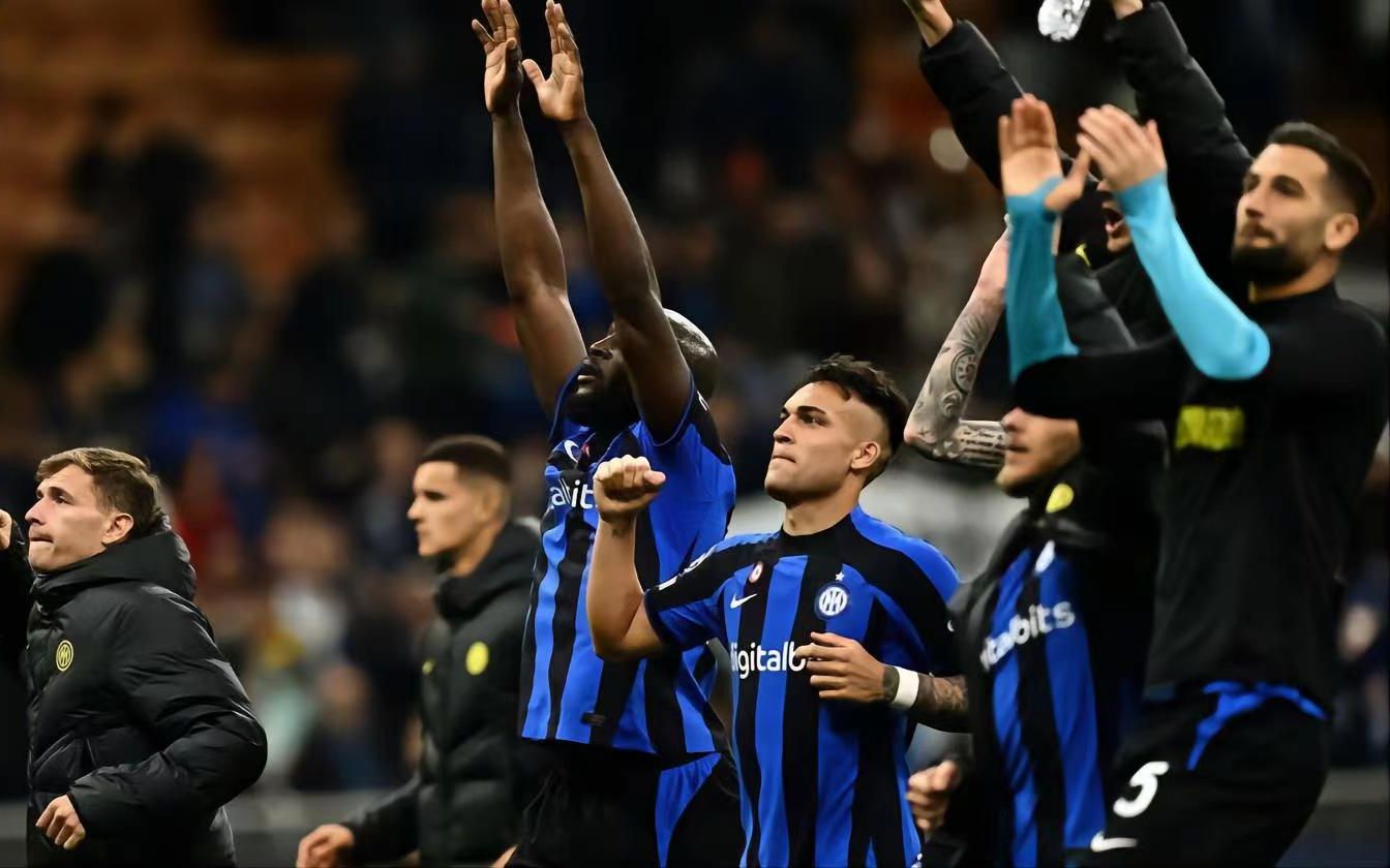 选手与果盘妹亲密接触被拍！网友称其对不起谈了8年的女友！其回应被女友绿了2次！